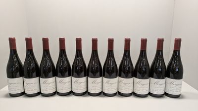un groupe de six bouteilles de vin posées sur une table