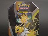 une boîte de cartes à collectionner Pokémon posée sur une table