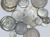 une pile de pièces d'argent sur une surface blanche