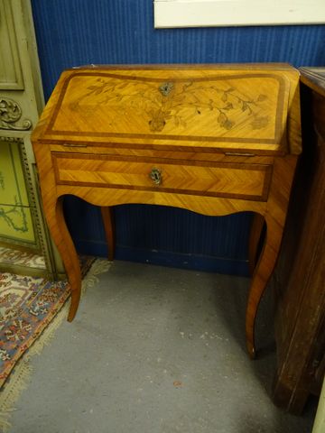 Bureau de pente en bois de placage toutes faces marquetées d’un v...