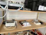 une étagère contenant de nombreux appareils électroniques dans une pièce