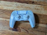 une manette de jeu vidéo posée sur un parquet