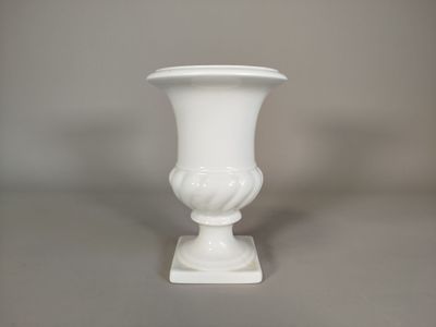 un vase blanc posé sur une table