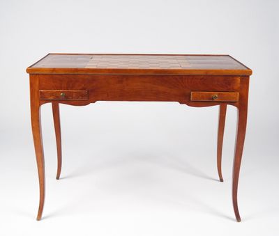 un bureau en bois avec des tiroirs et des tiroirs sur le dessus