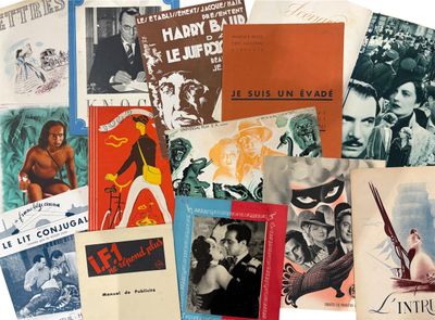de nombreuses affiches de films anciens exposées sur une table