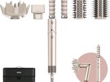 une image représentant un ensemble de brosses à cheveux, de peignes et d'un étui