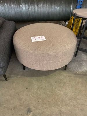 1 POUF ROND en tissu beige. 50x50x40 cm