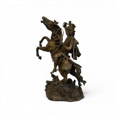 statue en bronze représentant un homme à cheval, l'épée à la main