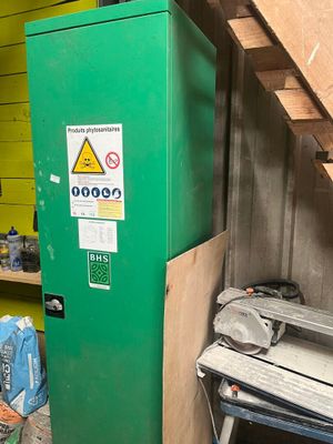 une photo d'un réfrigérateur vert dans un garage