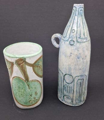 deux vases posés l'un à côté de l'autre sur une table