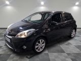 une photo d'une Toyota Yaris noire garée dans un garage