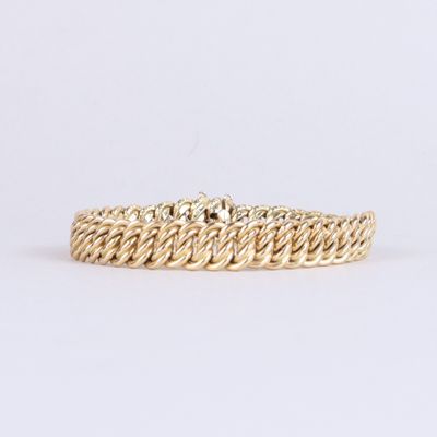 un bracelet en or jaune au motif tressé