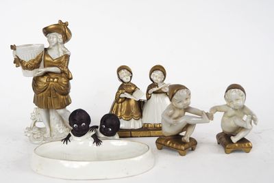 cinq figurines posées sur une surface blanche