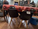 une table entourée de nombreuses chaises