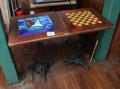 une table sur laquelle est posé un échiquier, dans une pièce