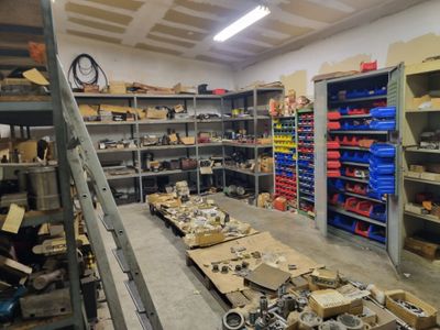 Entier contenu des biens restant dans cette pièces : divers … - Photo 1