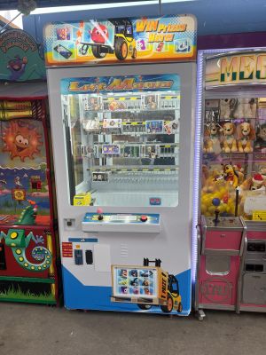 Plusieurs distributeurs automatiques sont alignés les uns à côté des autres dans un magasin
