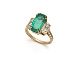une bague en émeraude et diamant