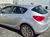 une voiture argentée garée à côté d'une camionnette blanche