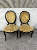 Paire de chaises médaillon en bois noirci garnies de tissus … (photo 2)