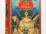 un vieux livre posé sur une table à côté d'un fond blanc