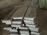 plusieurs pièces de bois sont empilées dans une pièce