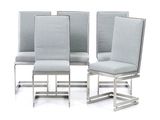 quatre chaises avec une assise rembourrée grise et un piètement en métal argenté