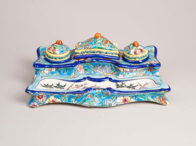 an image of a blue and white porcelain box with a lid