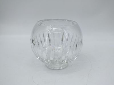 un vase en verre vide posé sur une table blanche