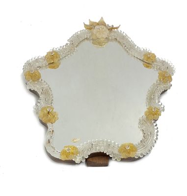 un miroir sur lequel est représentée une fleur jaune