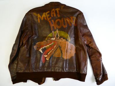 veste en cuir marron avec l'image d'un cheval dans le dos