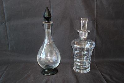 deux carafes en verre