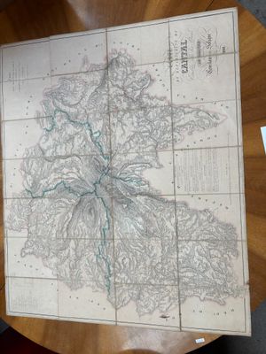 une table sur laquelle est posée une carte de l'Écosse