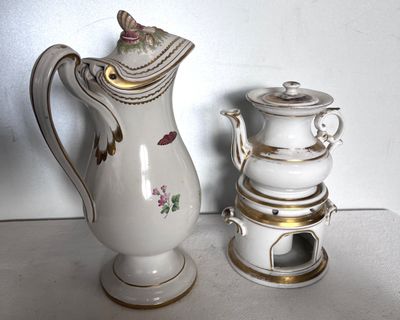 un vase blanc et doré et une théière blanche et dorée