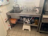 une cuisine équipée d'un évier, d'une cuisinière et d'un réfrigérateur