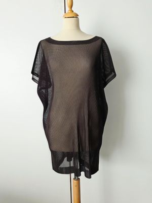 un haut noir sur un pied de mannequin