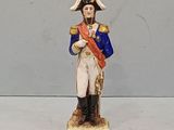 une figurine représentant un homme vêtu d'un uniforme militaire
