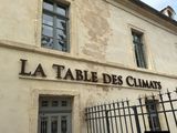 un bâtiment sur lequel est accrochée une enseigne indiquant « La Table des Climas »