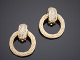 une paire de boucles d'oreilles en or et diamants