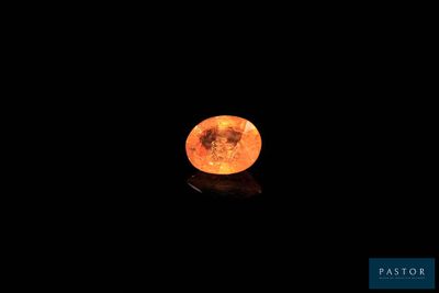 La pleine lune brille de mille feux dans le ciel nocturne.