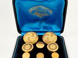 deux paires de boutons de manchette plaqués or dans un étui bleu