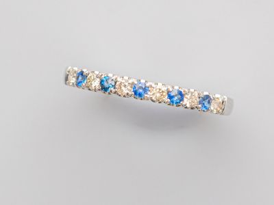 bague en or blanc avec saphirs bleus et diamants