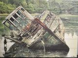une photo d'un bateau à l'eau