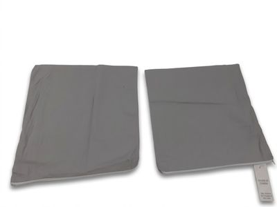 une paire de chiffons gris munis d'une étiquette blanche