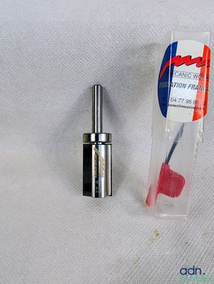 une image représentant un petit flacon de liquide à côté d'un petit flacon contenant des brosses à dents