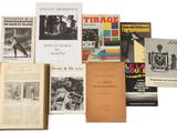 plusieurs livres sont empilés sur une surface blanche
