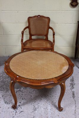 un fauteuil et un pouf dans une pièce avec un mur en briques en arrière-plan
