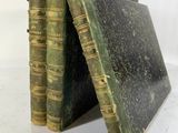 deux vieux livres posés sur une table