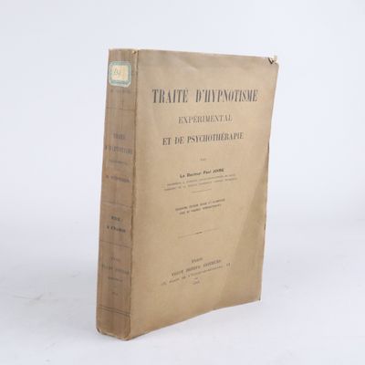 un livre posé sur une table