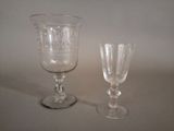 deux verres à vin posés l'un à côté de l'autre sur une table